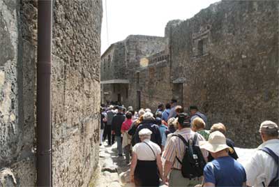 Large tour groups queuing up to visit the brothel (Pompeii)